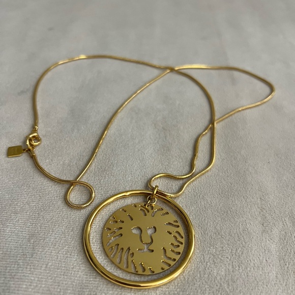 ✨ Anne Klein Gold-Tone Lion Medallion Pendant Necklace ✨ - Picture 1 of 5